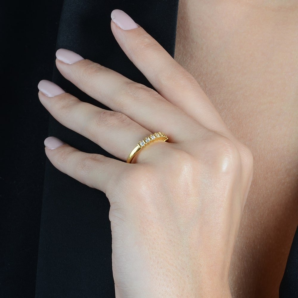 Anel Dourado Aparador de Aliança Cravejado com 7 Pedras de Zircônia - Galeria