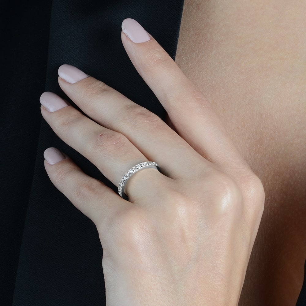 Anel Prateado Aparador de Aliança Cravejado de Zircônia - Galeria